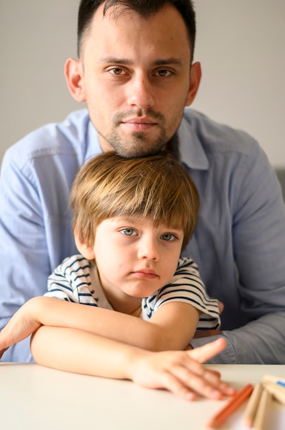 Foto gratuita vista frontal padre e hijo posando