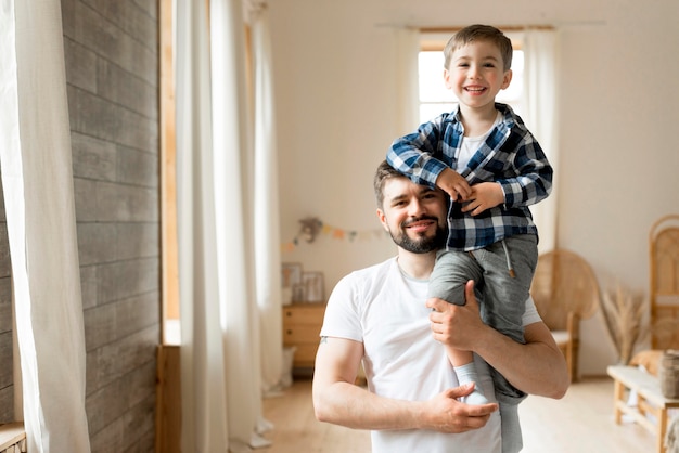 Foto gratuita vista frontal padre e hijo siendo felices