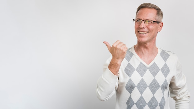 Foto gratuita vista frontal del padre sonriente con espacio de copia