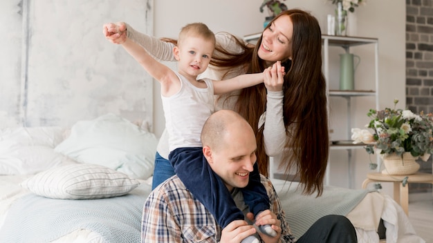 Vista frontal de padres encantadores con sus hijos