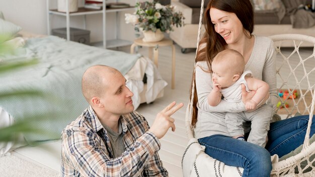 Vista frontal de padres encantadores con sus hijos