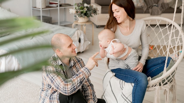 Vista frontal de padres encantadores con sus hijos