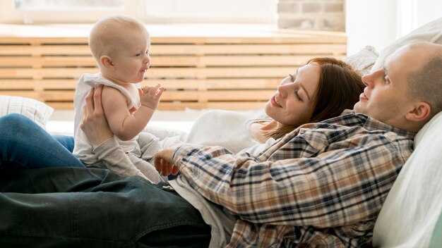 Foto gratuita vista frontal de padres encantadores con sus hijos