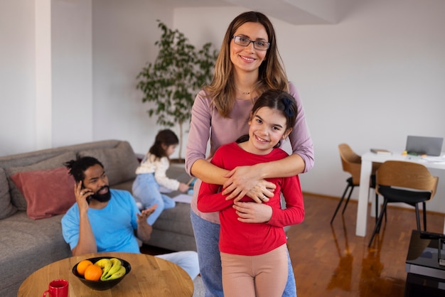 Vista frontal padres felices con niños en casa
