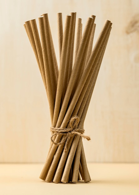 Vista frontal de pajitas orgánicas de bambú atadas