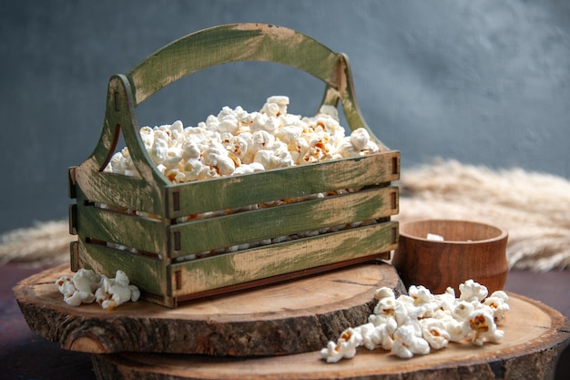 Vista frontal de palomitas de maíz frescas en el escritorio oscuro, palomitas de maíz