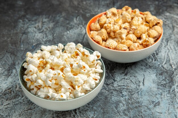 Vista frontal de palomitas de maíz frescas para película en cips de bizcocho de bocadillos de piso ligero