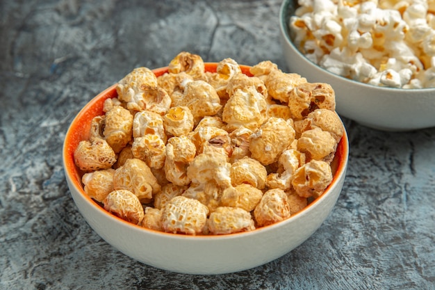 Foto gratuita vista frontal de las palomitas de maíz frescas para la película en el escritorio ligero bocadillos tostadas