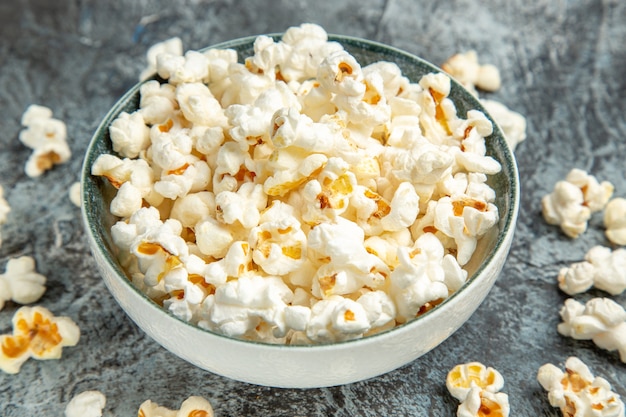 Foto gratuita vista frontal de palomitas de maíz frescas para la película en el fondo claro