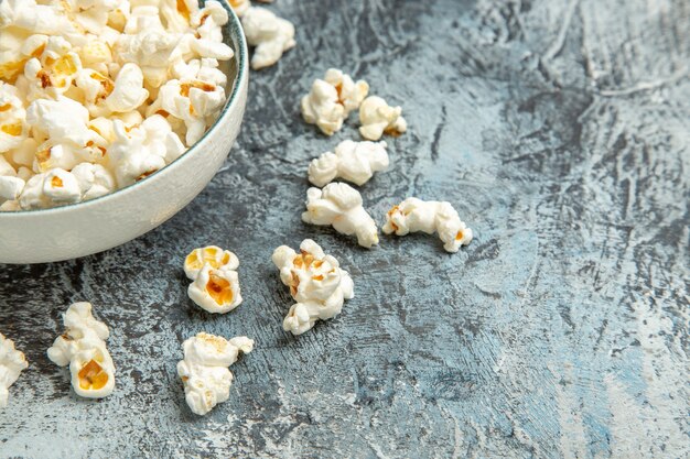 Vista frontal de palomitas de maíz frescas para la película en el fondo claro