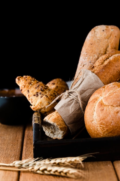 Vista frontal de pan, cruasanes y baguette