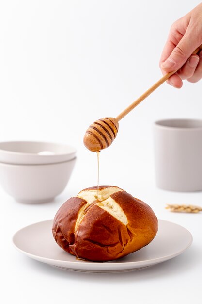 Vista frontal de pan horneado y miel