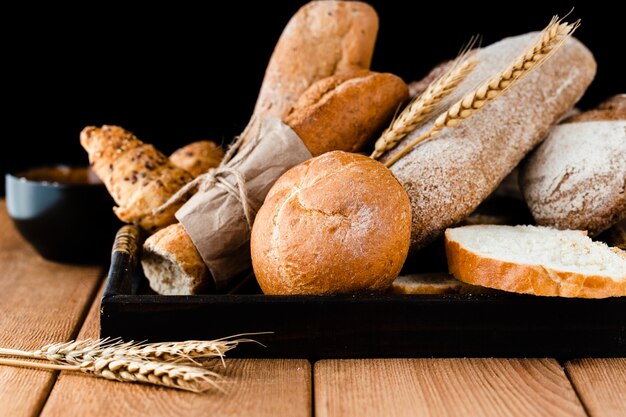 Vista frontal del pan en la mesa de madera