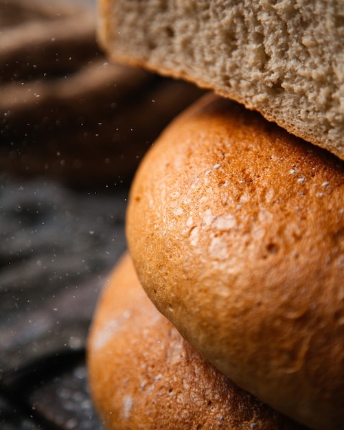 Una vista frontal de pan recién horneado y sabroso bollo de pan de masa de comida