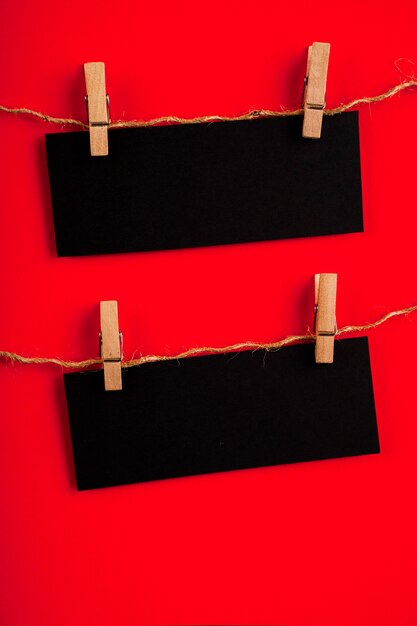 Vista frontal de papel negro sobre fondo rojo con espacio de copia