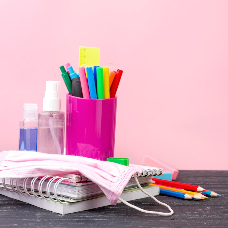 Foto gratuito vista frontal de papelería de regreso a la escuela con lápices y máscara médica