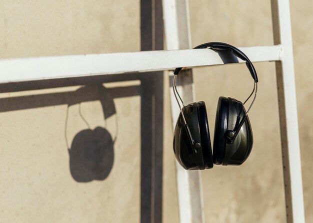 Vista frontal del par de auriculares de seguridad