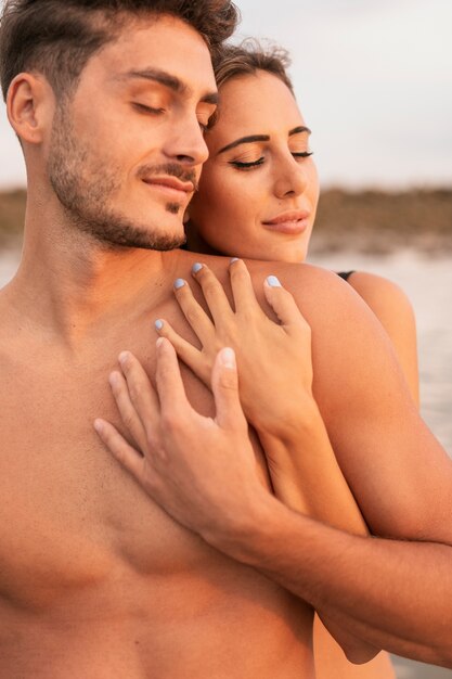 Vista frontal de la pareja abrazándose y pasar tiempo juntos