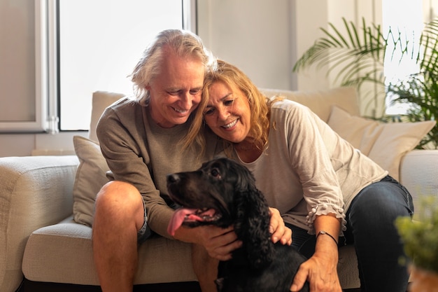 Foto gratuita vista frontal pareja de ancianos acariciando perro