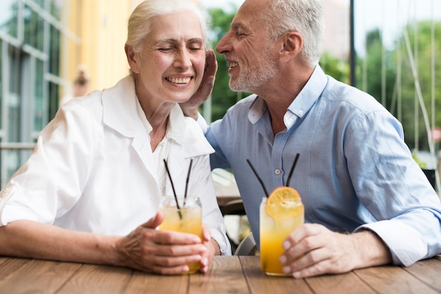 Vista frontal pareja de ancianos pasar tiempo juntos