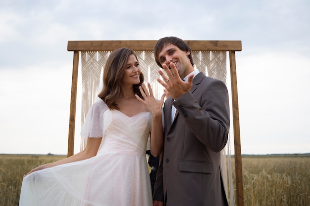 Vista frontal pareja casada con anillos