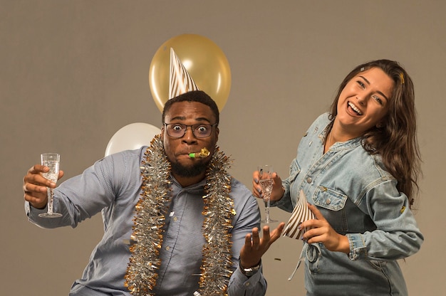 Vista frontal de la pareja celebrando la víspera de año nuevo