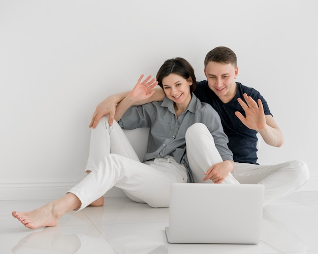 Vista frontal de una pareja encantadora en casa