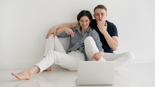 Vista frontal de una pareja encantadora en casa