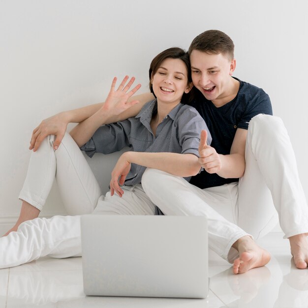 Vista frontal de una pareja encantadora en casa