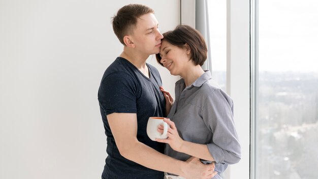 Vista frontal de una pareja encantadora en casa