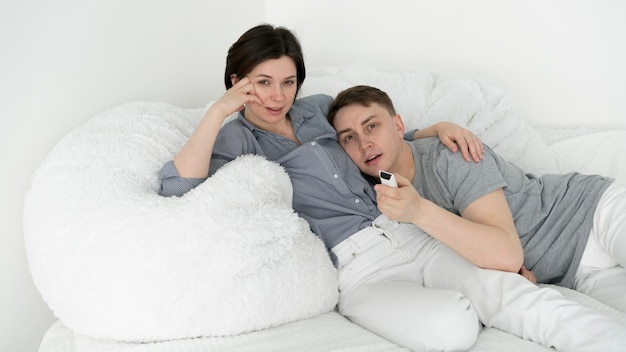 Vista frontal de una pareja encantadora en casa