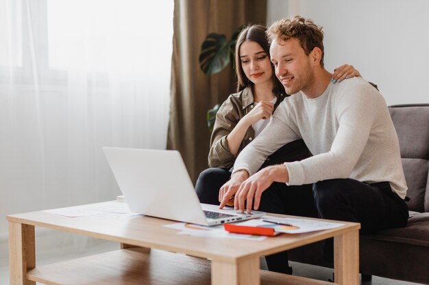 Vista frontal de la pareja haciendo planes para remodelar el hogar juntos