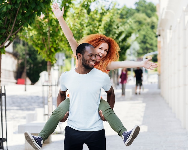 Vista frontal de la pareja interracial divirtiéndose