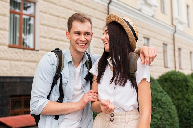 Vista frontal, pareja joven, viajar, juntos