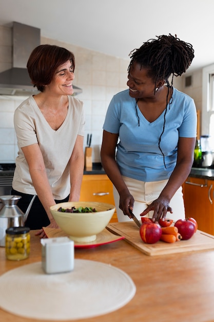 Foto gratuita vista frontal pareja de lesbianas cocinando juntas