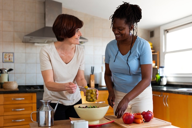 Foto gratuita vista frontal pareja de lesbianas cocinando juntas