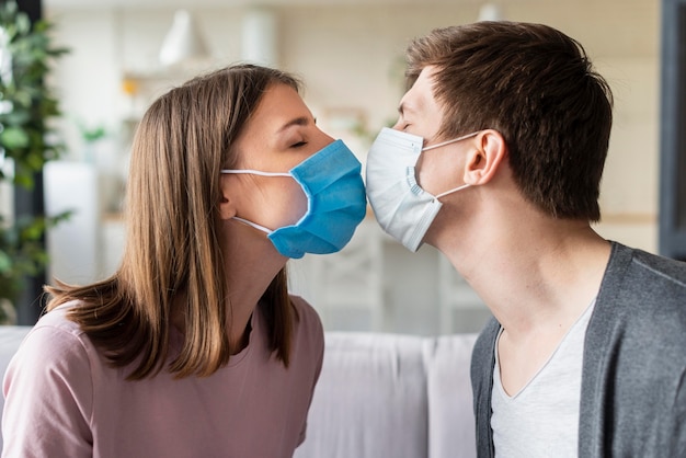 Vista frontal de la pareja con máscara médica