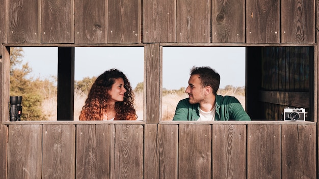 Foto gratuita vista frontal pareja mirándose