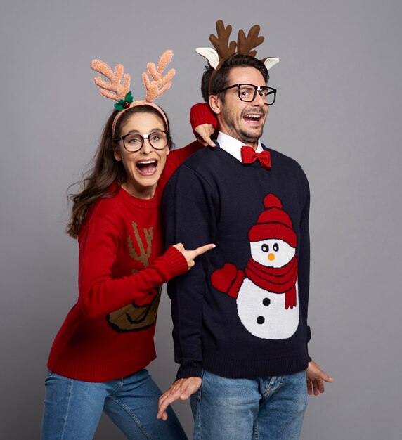 Vista frontal de la pareja nerd en Navidad