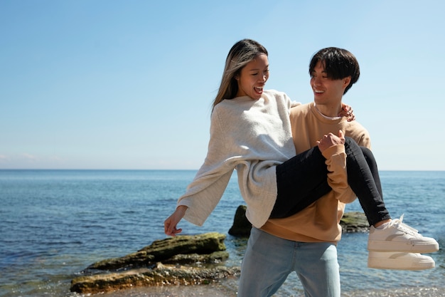 Foto gratuita vista frontal pareja romántica en la playa