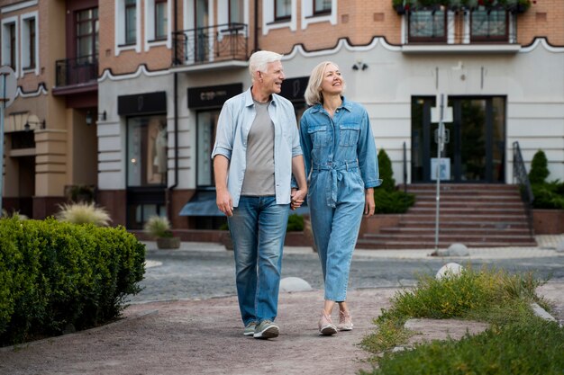 Vista frontal de la pareja senior abrazados disfrutando de su tiempo en la ciudad