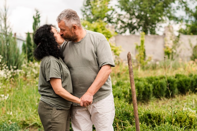 Vista frontal pareja senior besos