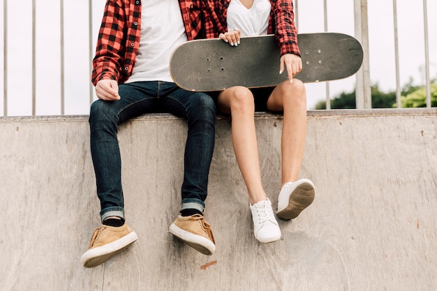 Vista frontal de la pareja en el skate park