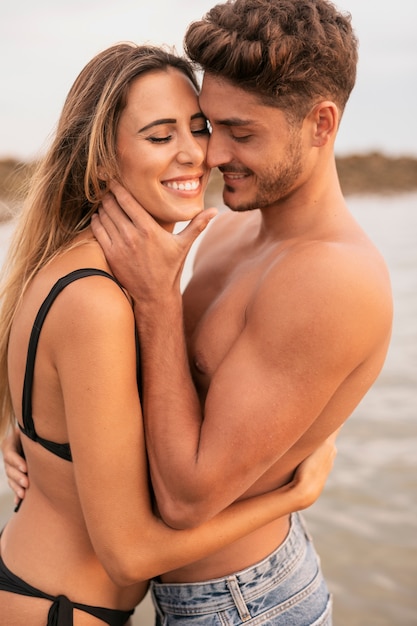 Vista frontal de la pareja sonriendo y abrazando