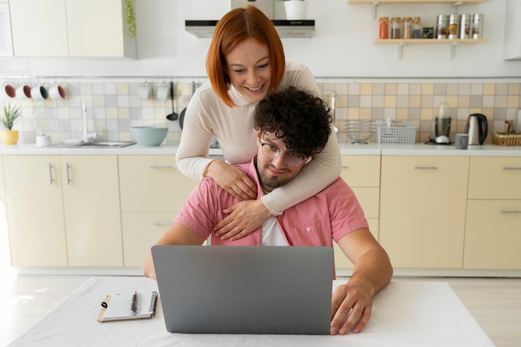 Foto gratuito vista frontal pareja sonriente en casa