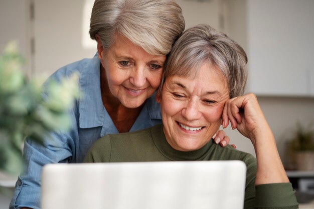 Vista frontal pareja sonriente con laptop