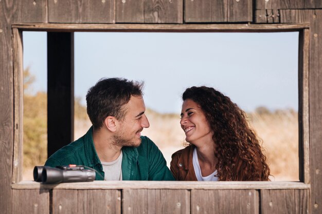 Vista frontal pareja sonriente en un refugio