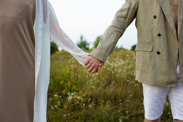 Foto gratuita vista frontal pareja tomados de la mano