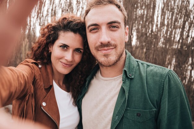 Vista frontal pareja tomando un selfie