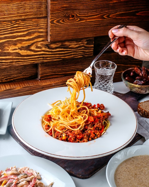 Foto gratuita vista frontal de pasta con carne picada en el piso marrón